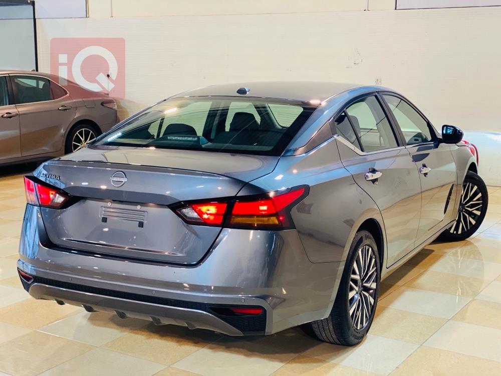 نيسان ألتيما